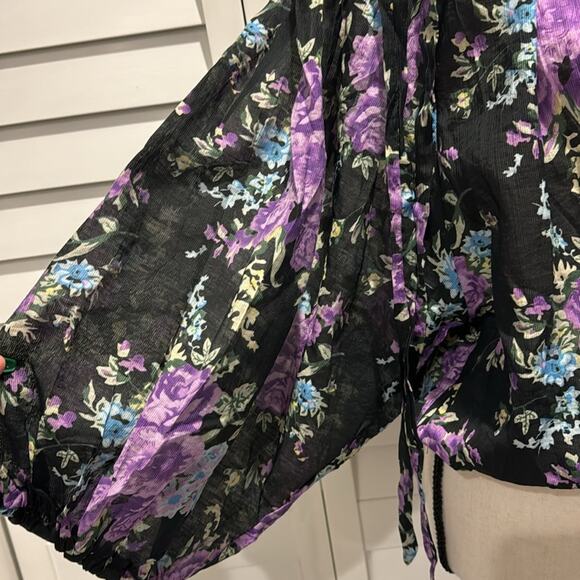 ELAN USA NWT Floral On/ Off shoulder Top with adjustable upper strap. - Picture 3 of 9